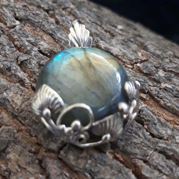Spectrolite Labradorite Pendant - Picture 5 of 9